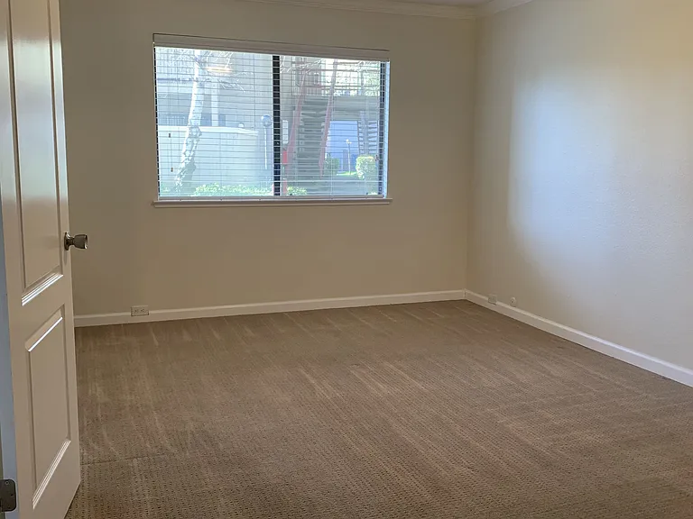 Waters Edge Apartments — Photo 12