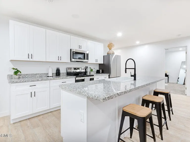1821 W Hadley St — Photo 2