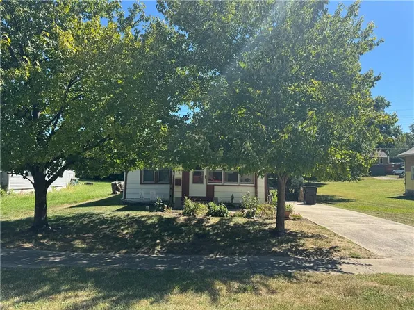 218 N Campbell St, Pleasant Hill, MO 64080