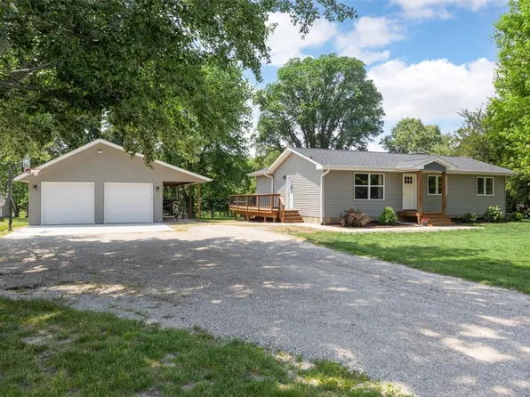 3920 Vern Acres Dr, Center Point, IA 52213