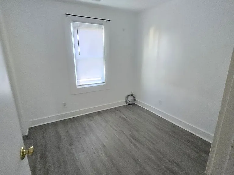 539 NE Lake St — Photo 10
