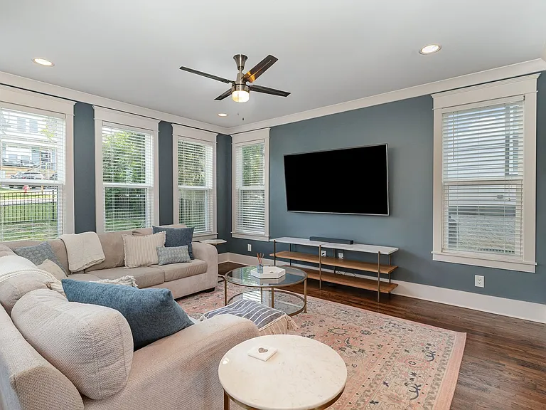 928 Thomas Ave — Photo 3