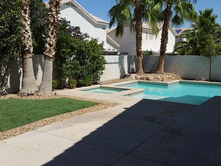 Large Back Yard w/ Pool / Jacuzzi - Turf Lawn
