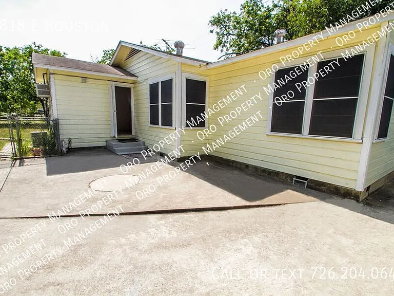 2818 E Houston St — Photo 17