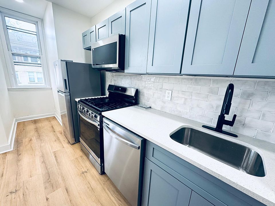 1st image of 84 Waverly St Floor 1