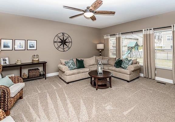 3rd image of 910 Moorfield Park Dr