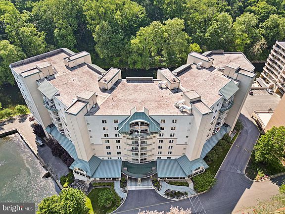 3rd image of 1702 N Park Dr APT 32
