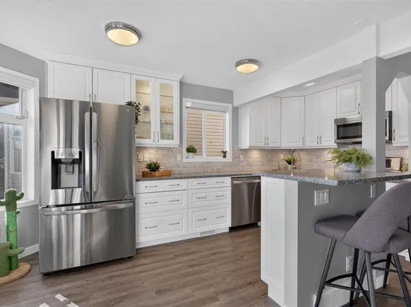 567 E Edmonton Trl NE #9, Airdrie, AB T4B 3J6