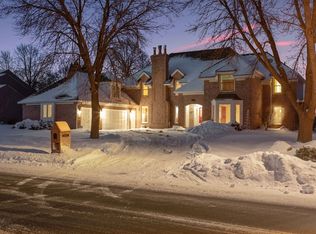 11382 Mount Curve Rd, Eden Prairie, MN 55347