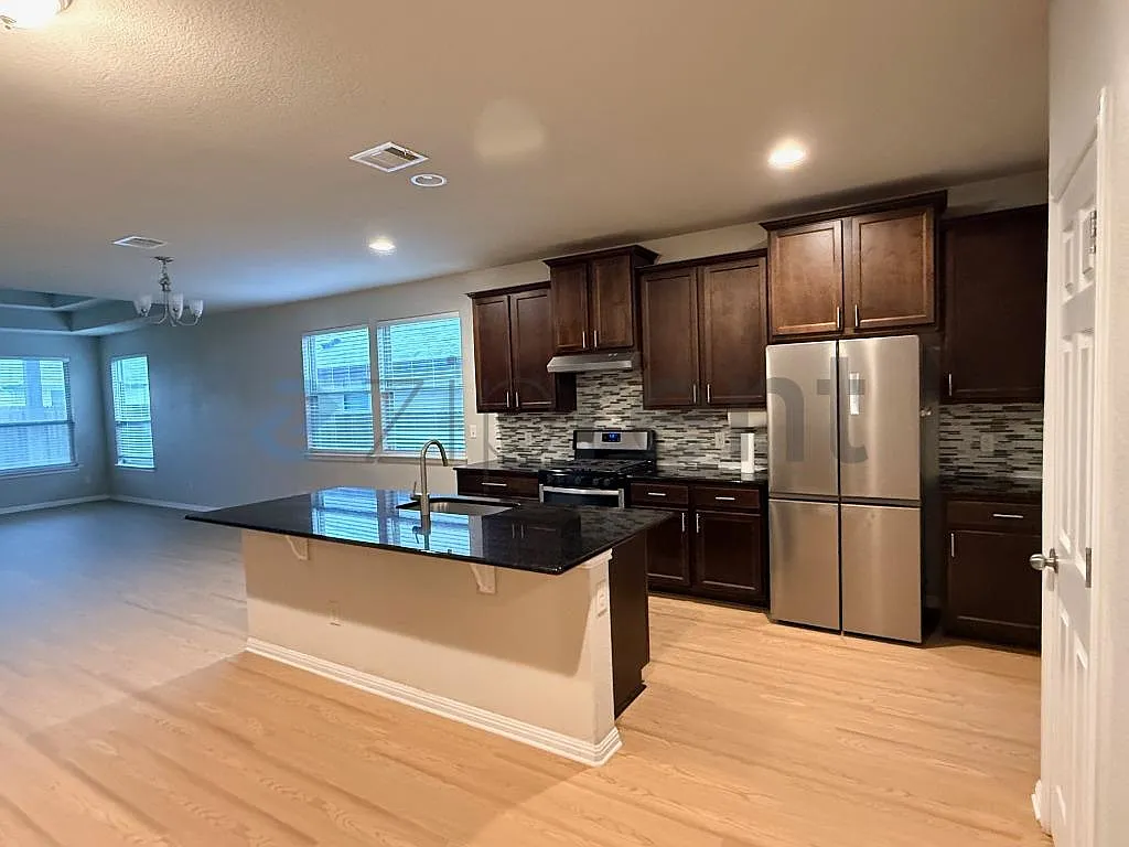 5 bed, 2764 sqft, $2,750 — Photo 3