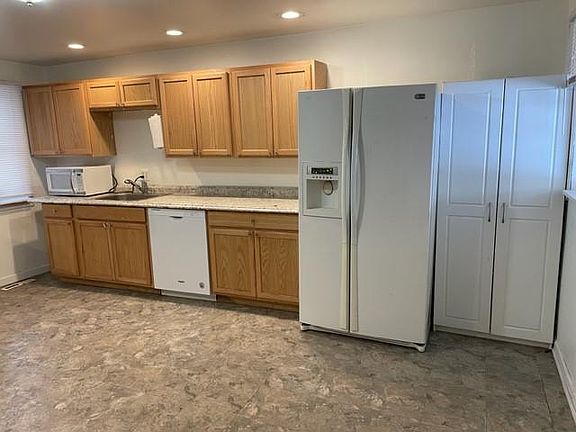 Kitchen fridge, dishwasher, microwave