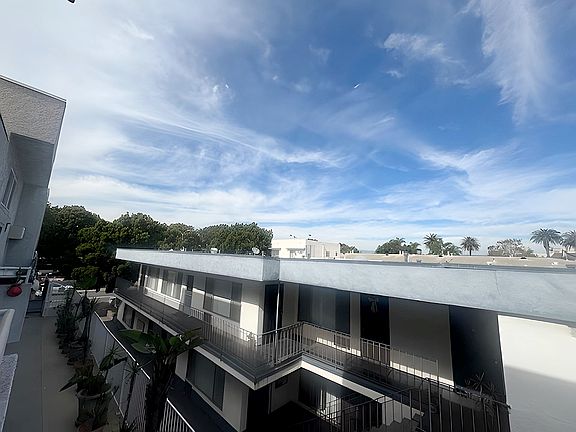 3rd image of 11840 Venice Blvd #203