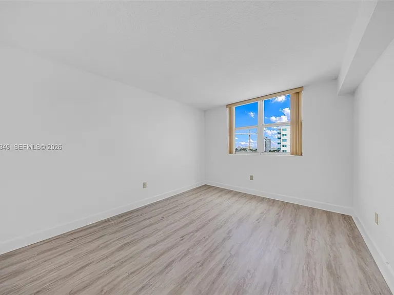 7501 E Treasure Dr #7M — Photo 17