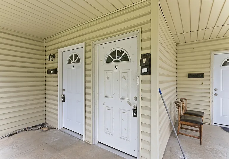 306 E Burwell Ave #C — Photo 2
