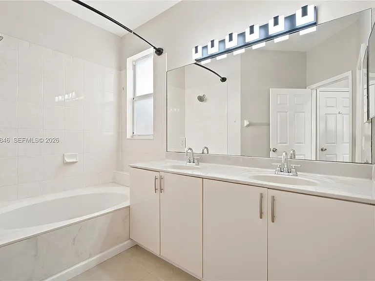 3710 NE 22nd Pl — Photo 8