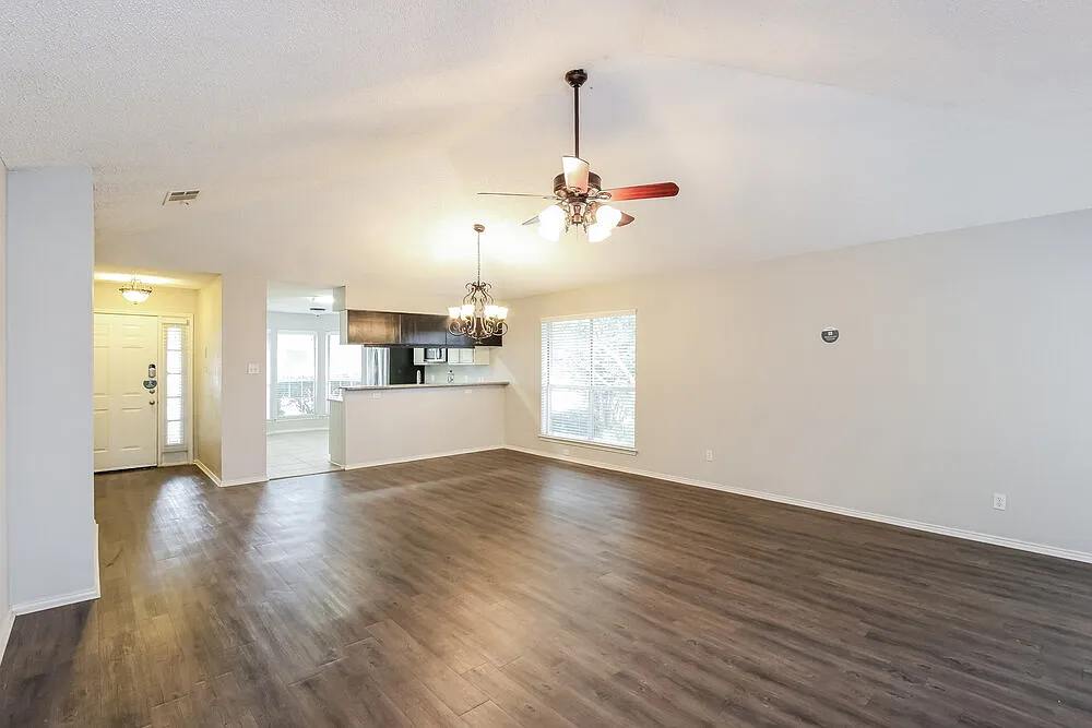 3 bed, 2.0 bath, 1587 sqft, $2,210 — Photo 4