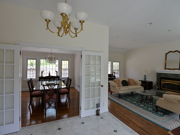 5th image of 104 Cedar Dr E