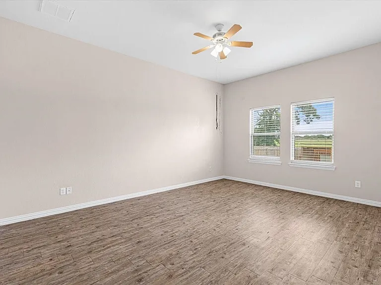 710 Woodcrest Dr — Photo 10