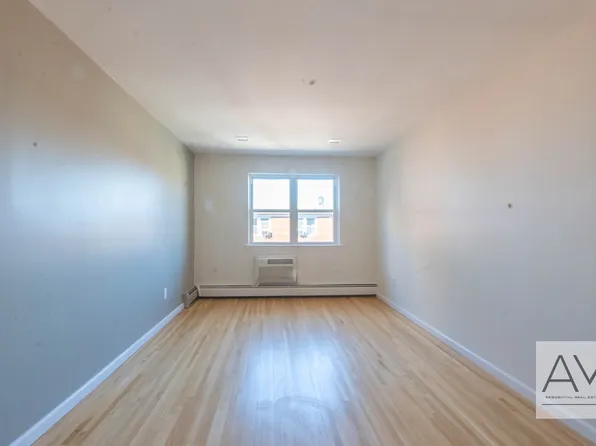 1804 East 18th Street A image 2 of 7