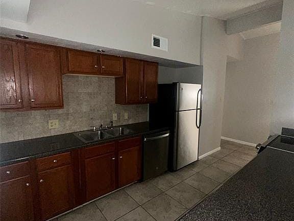5th image of 4119 Glen St