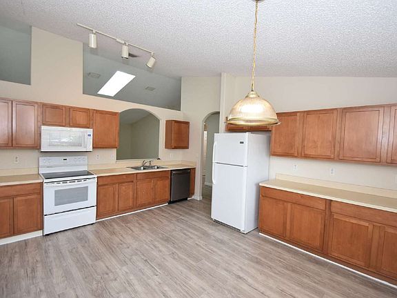 5th image of 15 White Deer Ln