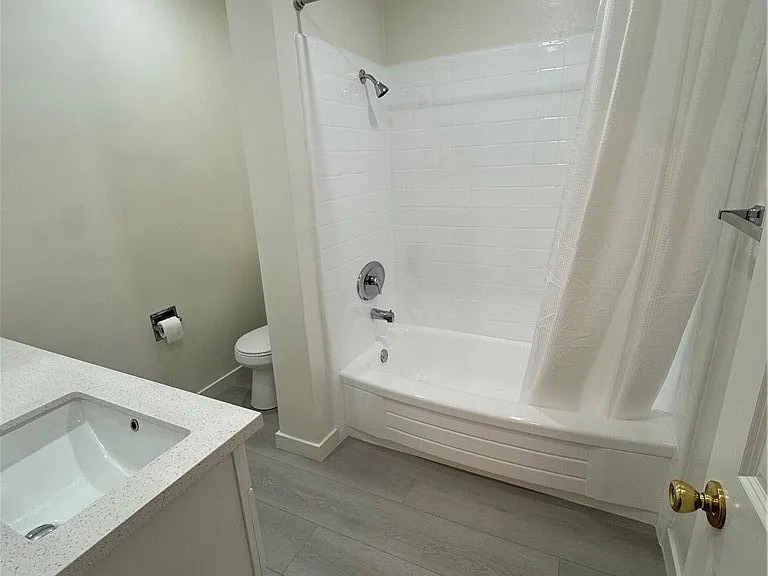 580 W Stocker St #4 — Photo 6