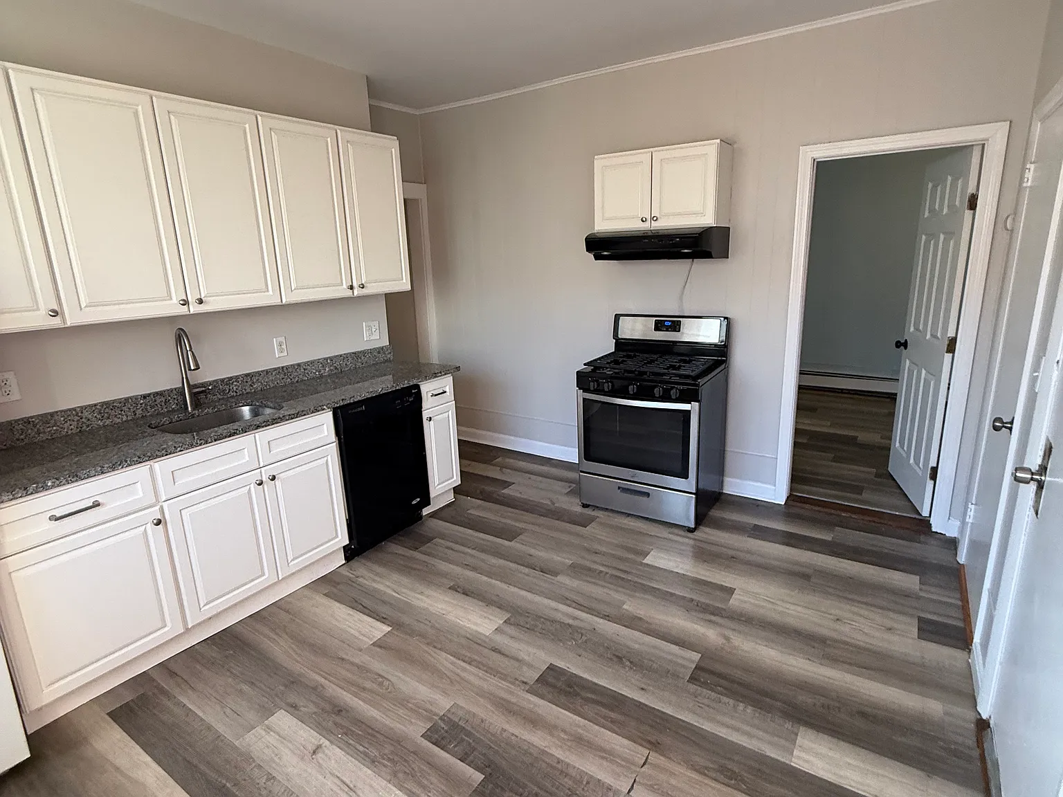 4 bed, 1.5 bath, 1250 sqft, $3,995 — Photo 2