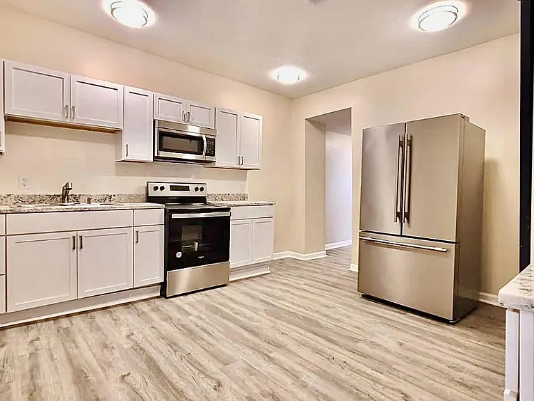 315 W 3rd St #6 — Photo 5