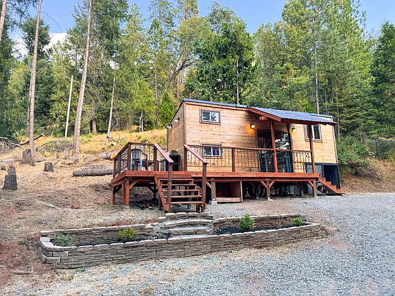 2nd image of 1027 Dorothy Way