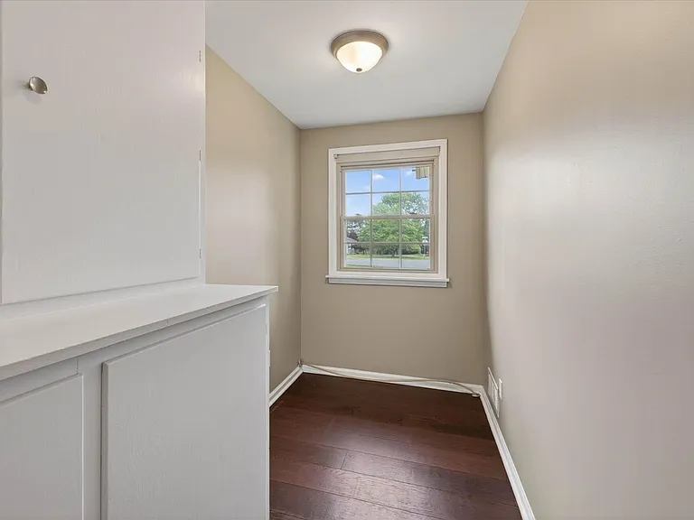 306 Locust Rd — Photo 32