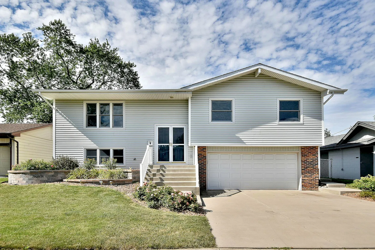 5136 Aldersyde Rd photo 1