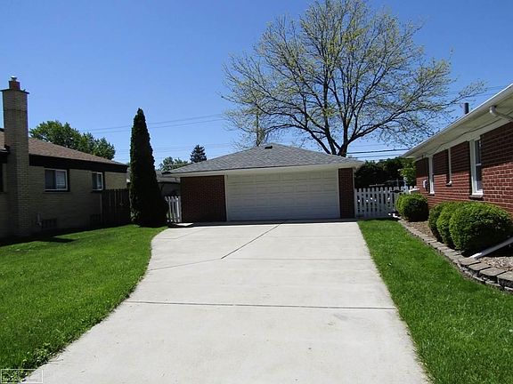 3rd image of 23230 Deziel St