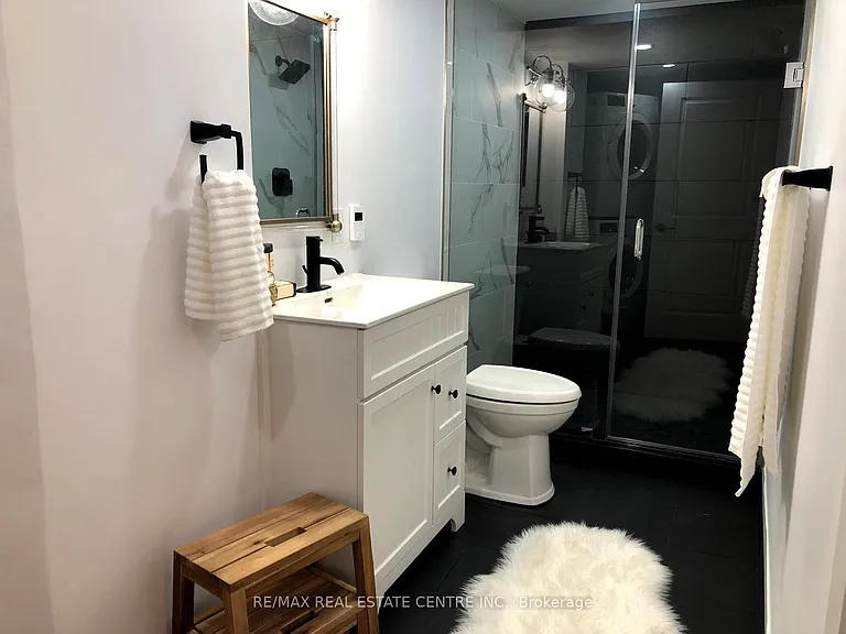 226 Howard Cres #LOWER — Photo 16