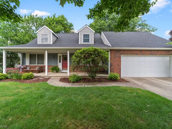 10030 Greenwich Dr, Strongsville, OH 44136