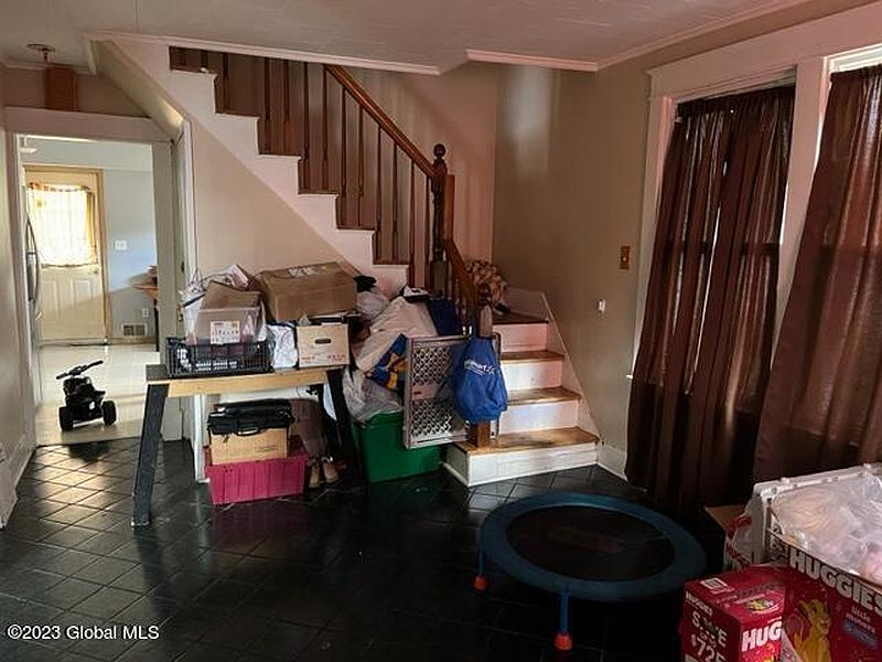 5th image of 319 Oakhurst Street