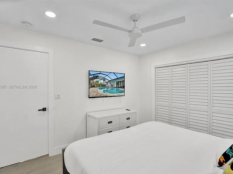 1141 N Northlake Dr — Photo 32