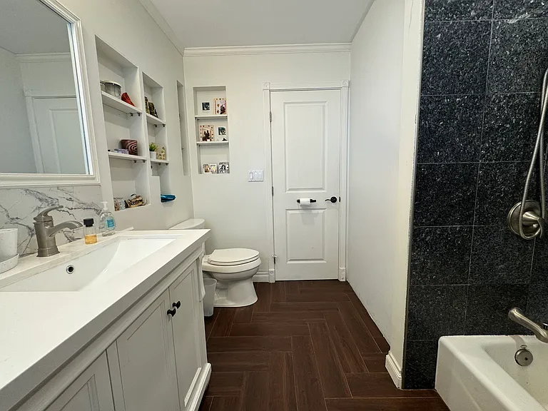 467 Levering Ave — Photo 7