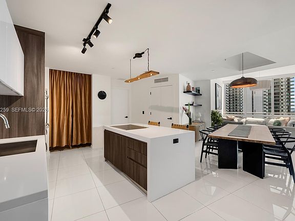 4th image of 851 NE 1st Ave #3403