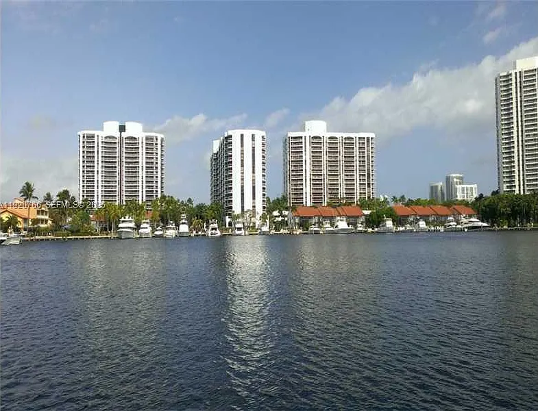 3600 Yacht Club Dr #1204
