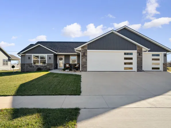 209 Fairview Dr, Manchester, IA 52057