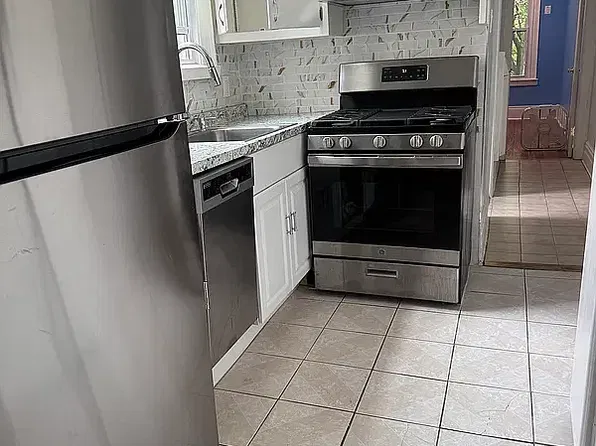 22-50 41st St #2R, Astoria, NY 11105