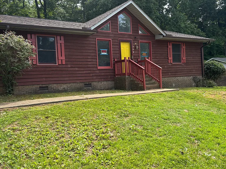 323 Coach Hill Dr — Photo 1
