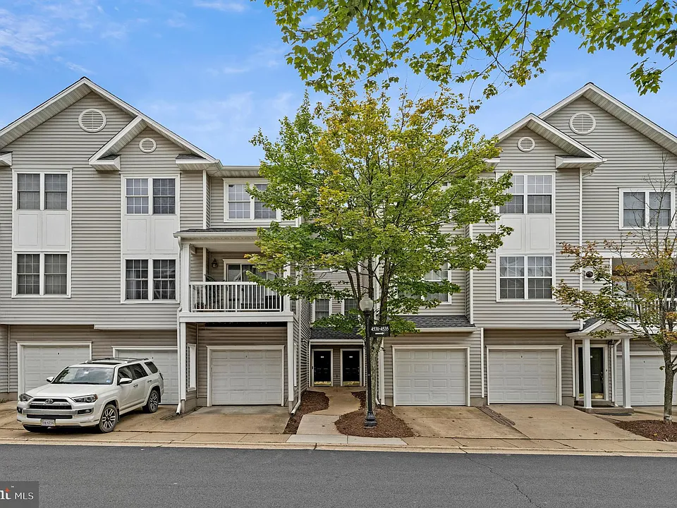 4529 Superior Sq