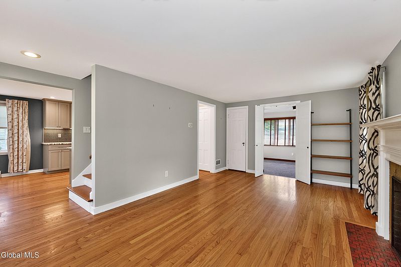 4th image of 209 Colonial Avenue