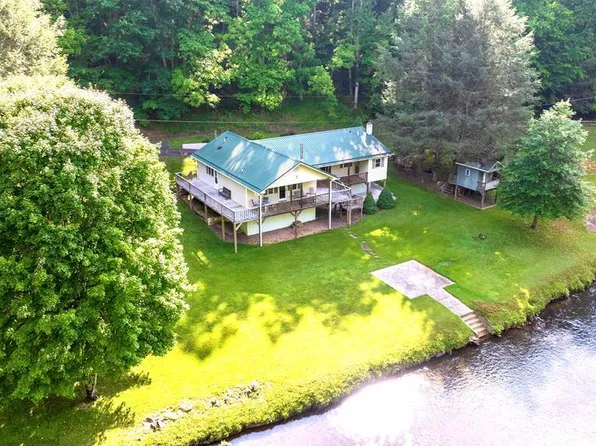 303 Creekside Dr, Dugspur, VA 24325