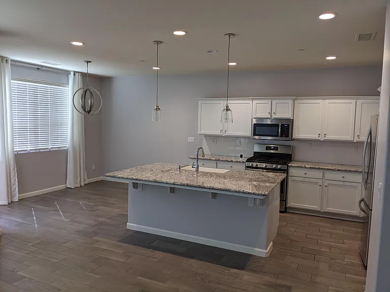 2216 Lombard Ln — Photo 5
