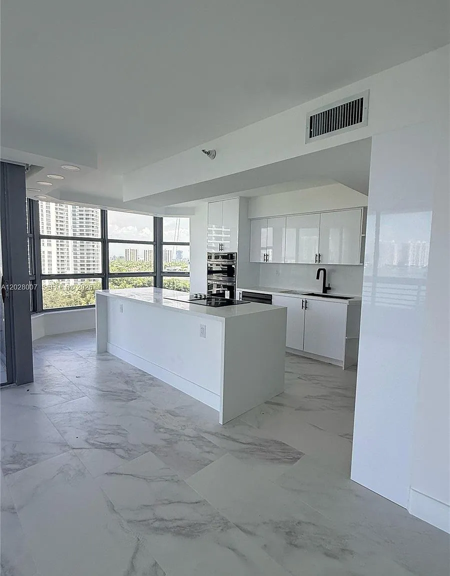 Mystic Pointe Condo No Th — Photo 3