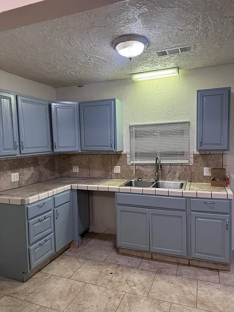 3 bed, 900 sqft, $1,899 — Photo 1