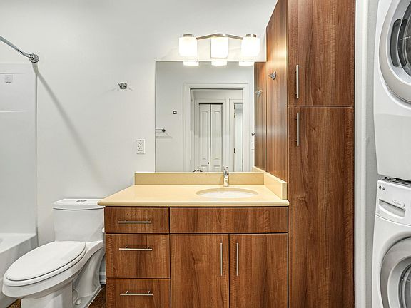 3rd image of 11521 Holmes Point Dr NE
