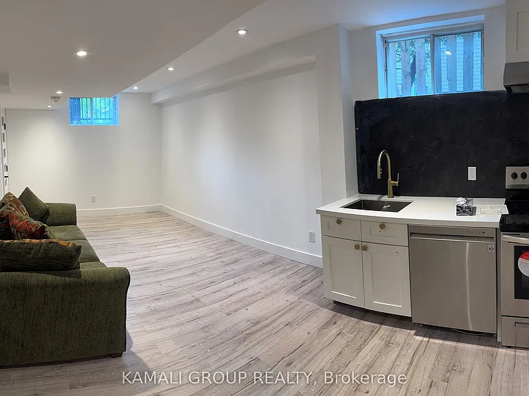116 Newton Dr #BASEMENT — Photo 2